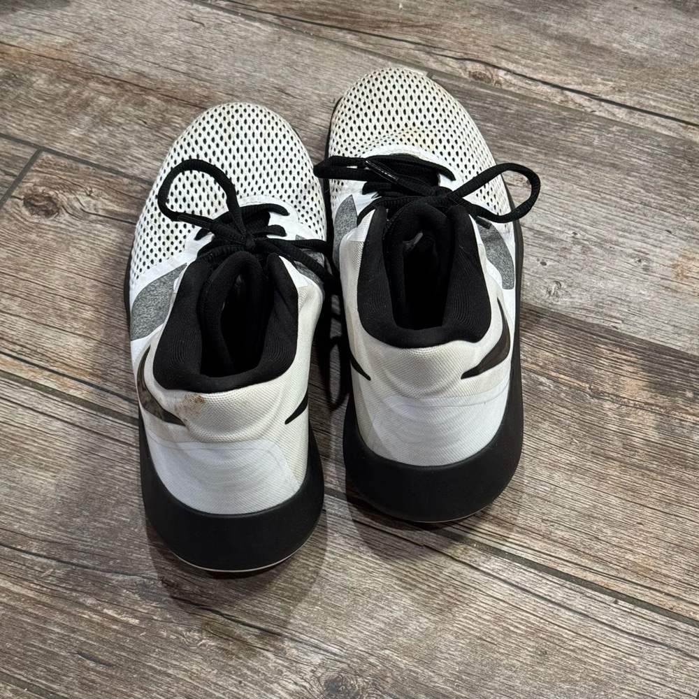 Nikes - Picture 6 of 8